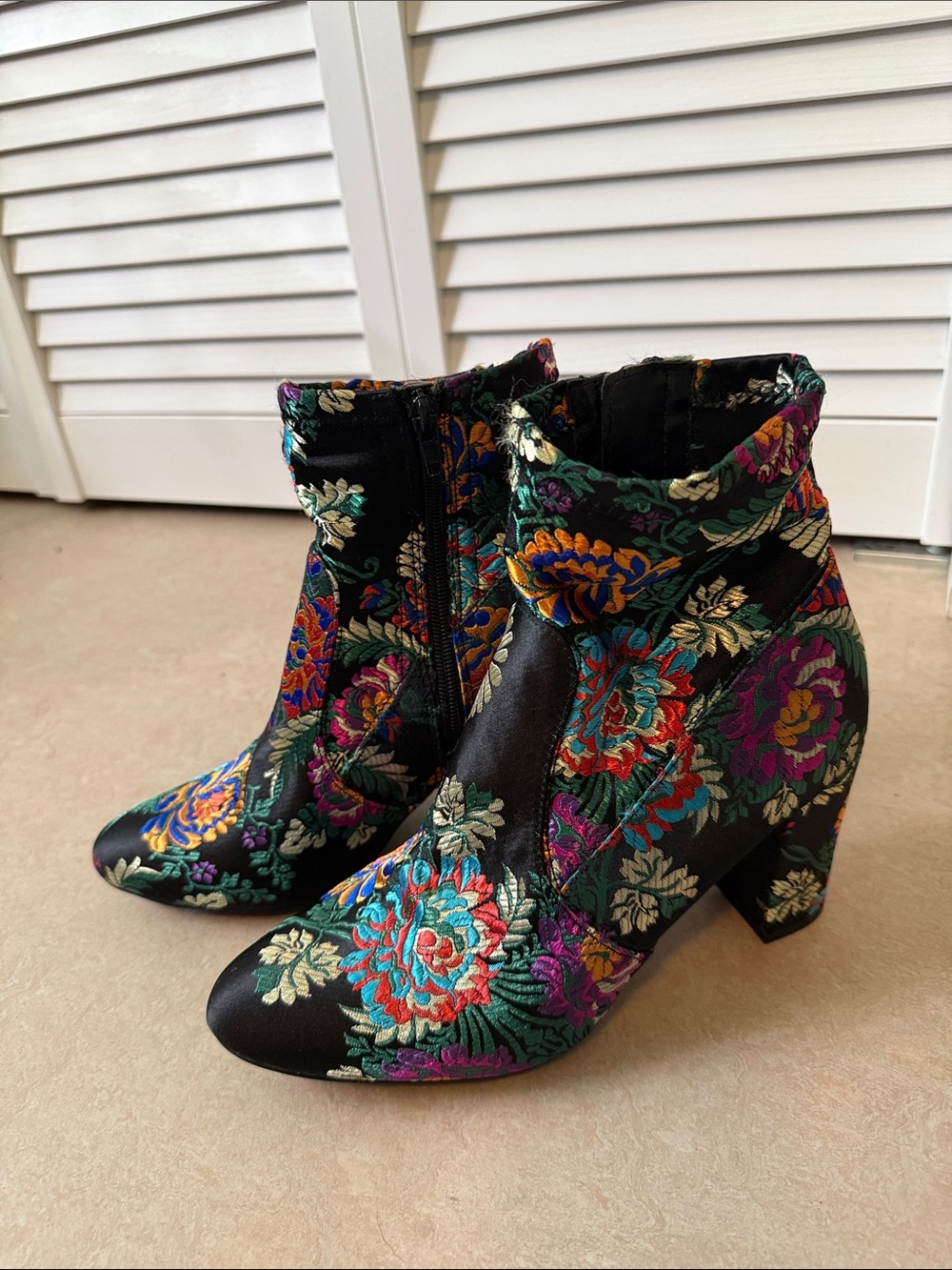Steve Madden Black Ankle Boots with Multicolor Floral Embroidery 8.5